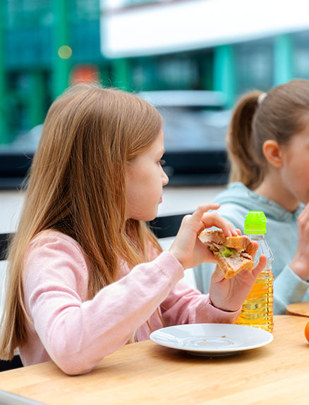 Obezite Tehlikesine Karşı Çocuğunuzun Beslenme Çantası Nasıl Olmalı?